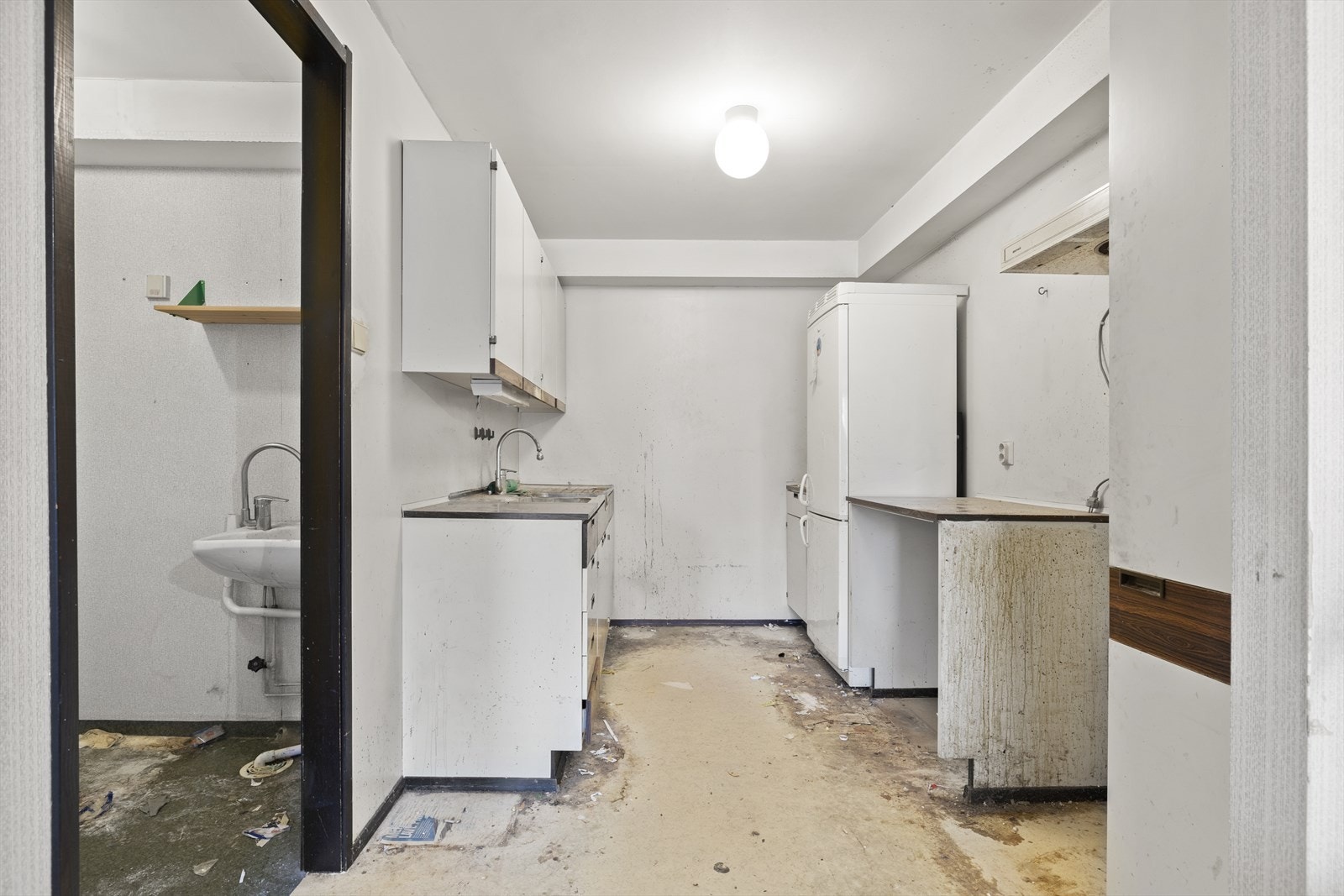 Det må påregnes full utskiftning og modernisering. Frittstående hvitevarer følger med. Galleribilde