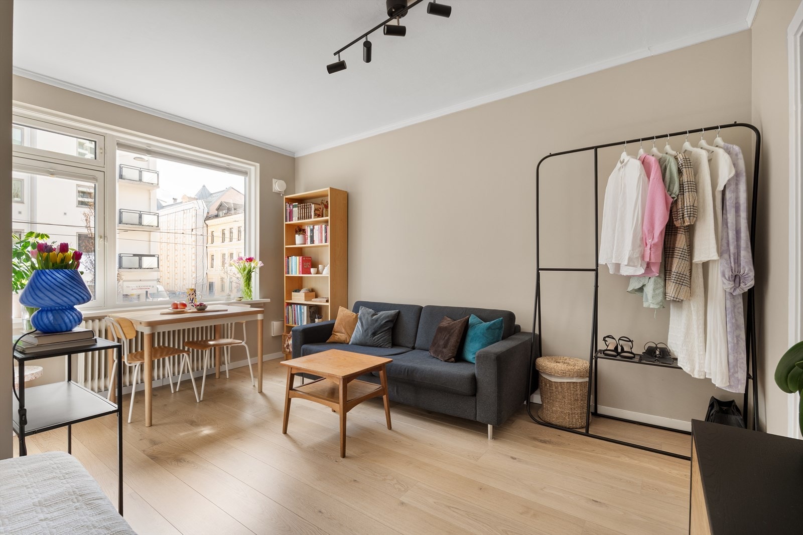 I stuen er det flere gode møbleringsmuligheter, og de store vindusflatene fra 2012 slipper inn rikelig med naturlig lys Galleribilde