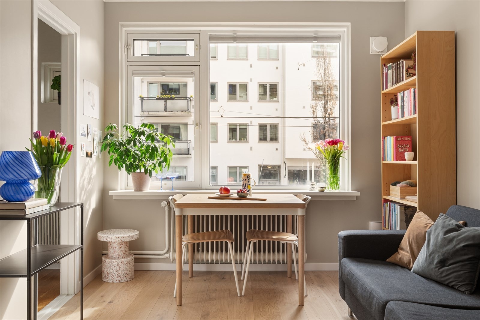 I stuen er det god plass til spisebord, seng, sofa, sofabord og tilhørende møblement Galleribilde