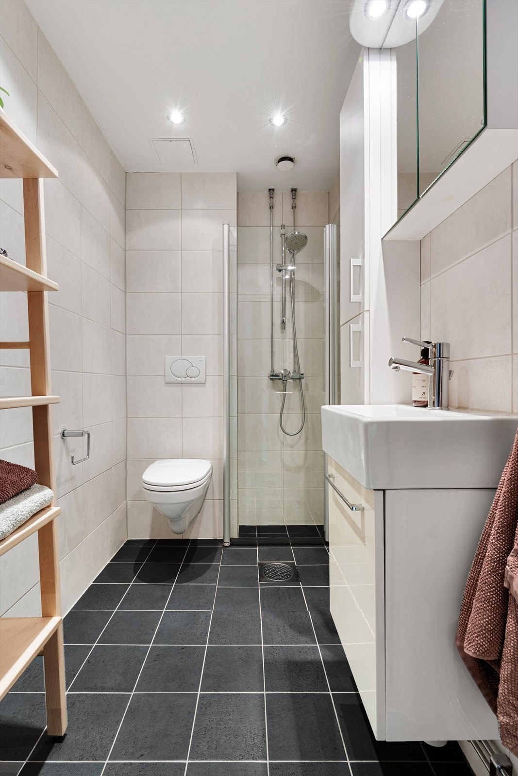 Flott flislagt bad med opplegg for vaskemaskin Galleribilde