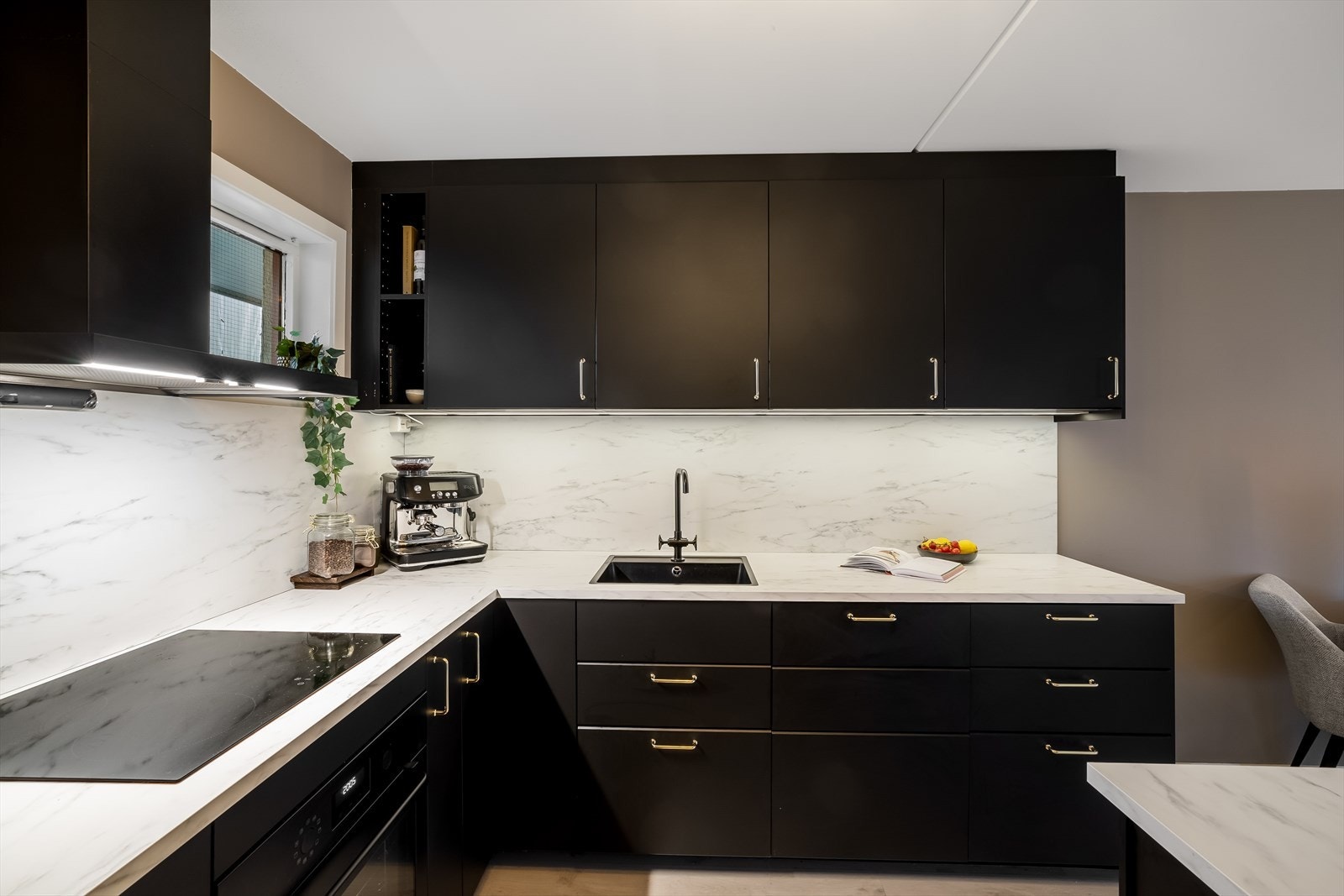 Her finner du alt du trenger for en praktisk hverdag: nedfelt kum med togreps blandebatteri, platetopp, stekeovn, oppvaskmaskin samt kombi kjøl-/fryseskap Galleribilde