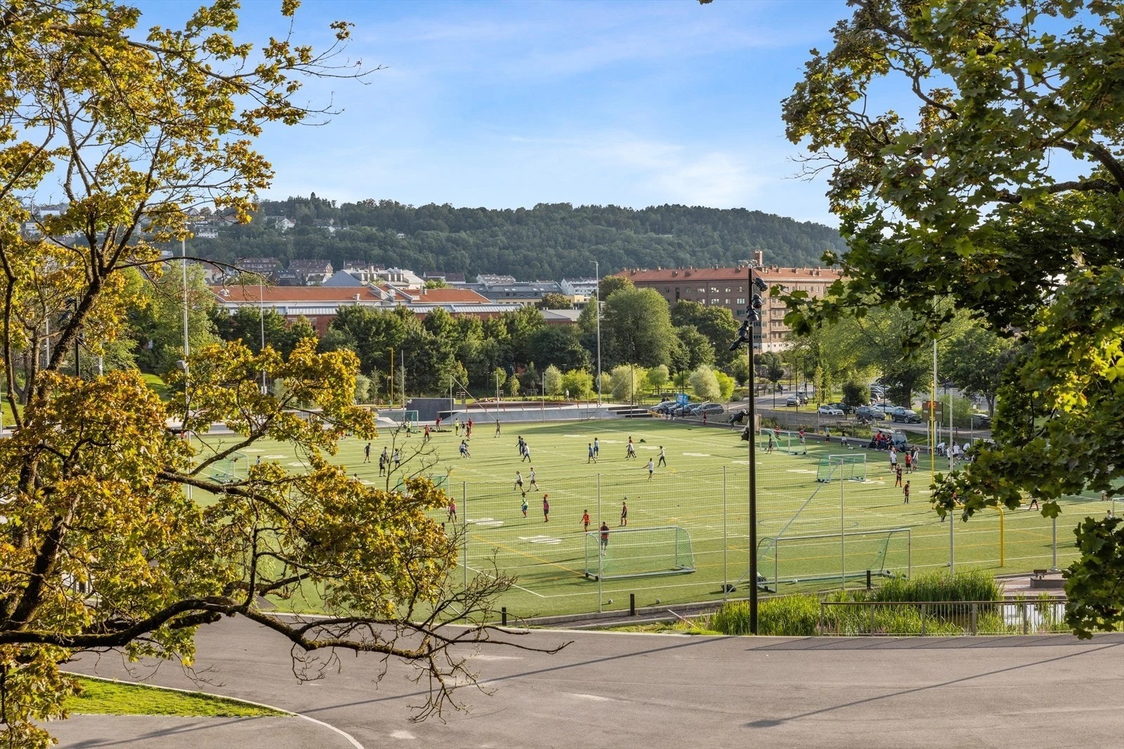 Jordal kunstgressbane for store og små Galleribilde