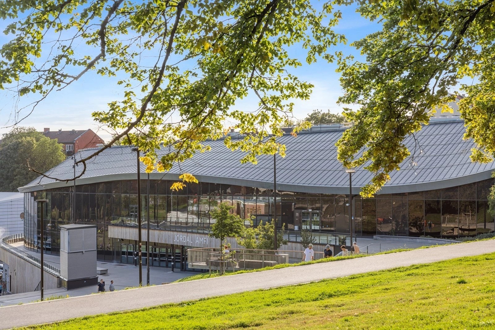 Jordal Amfi ligger rett ved boligen og er en flott idrettshall Galleribilde