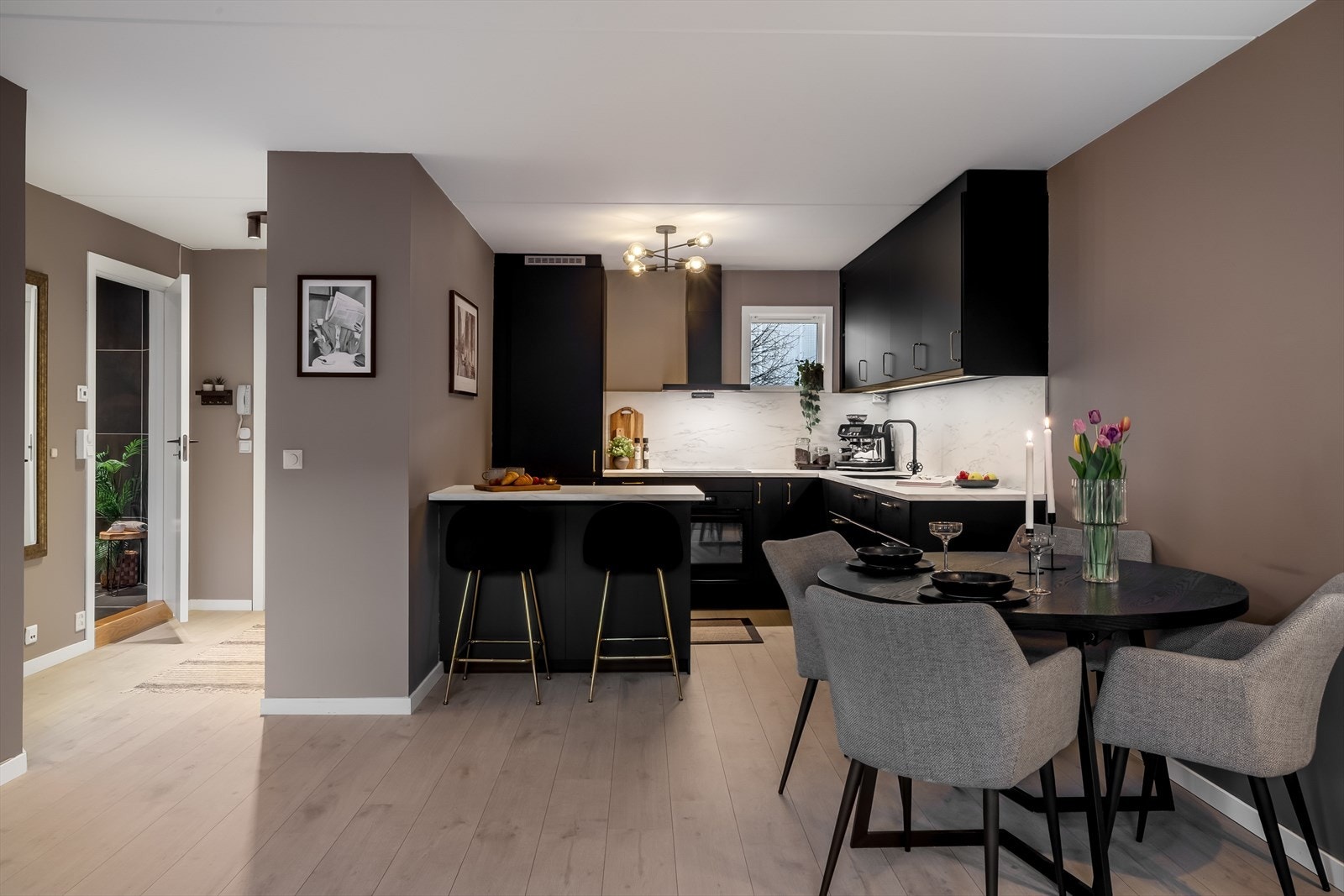 Delikat kjøkken som ble oppgradert i 2020 og fremstår moderne og stilrent med integrerte hvitevarer Galleribilde