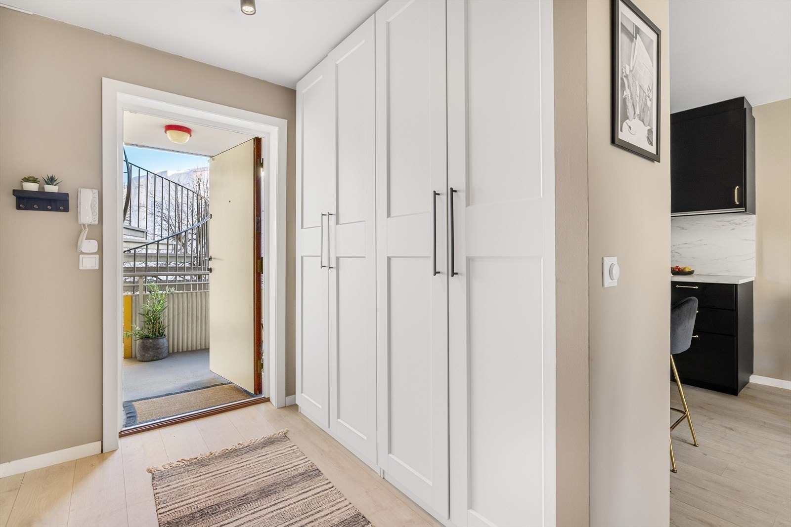 Lys og romslig entré som gir deg et moderne førsteinntrykk av boligen. Her har du god plass til oppbevaring av yttertøy og sko i stort garderobeskap. Det er montert dørcalling ved inngangsdør Galleribilde