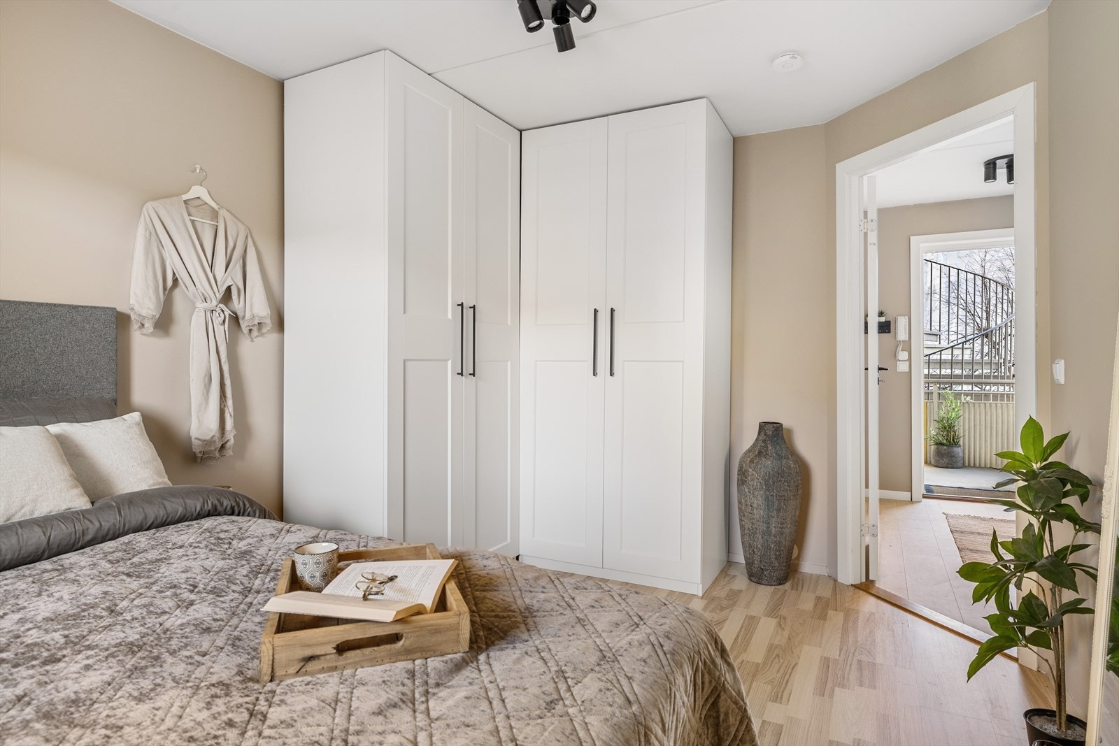 Her har du to garderobeskap med god plass for oppbevaring Galleribilde