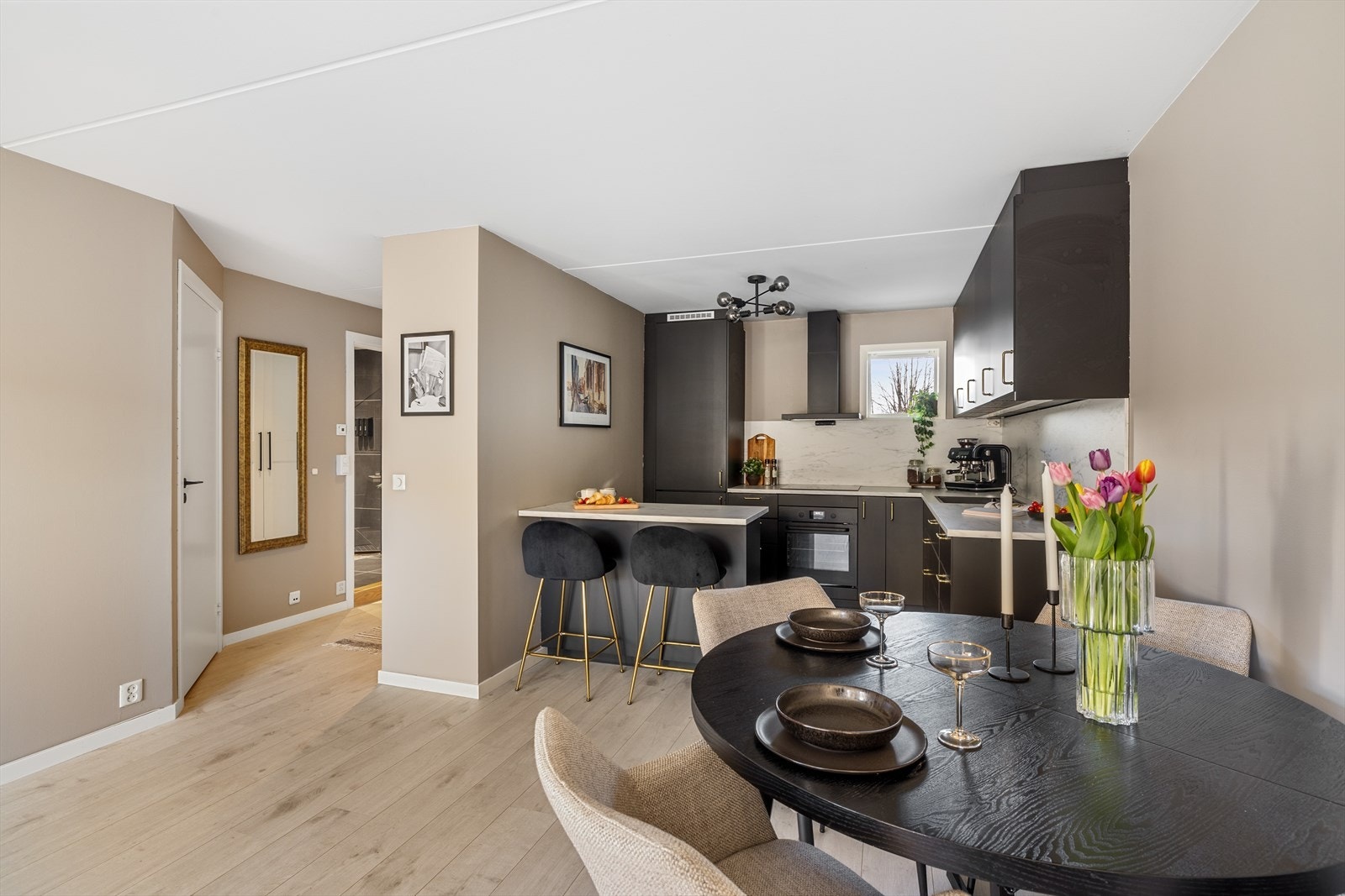 God plass til spisebord i tilknytting til kjøkken Galleribilde