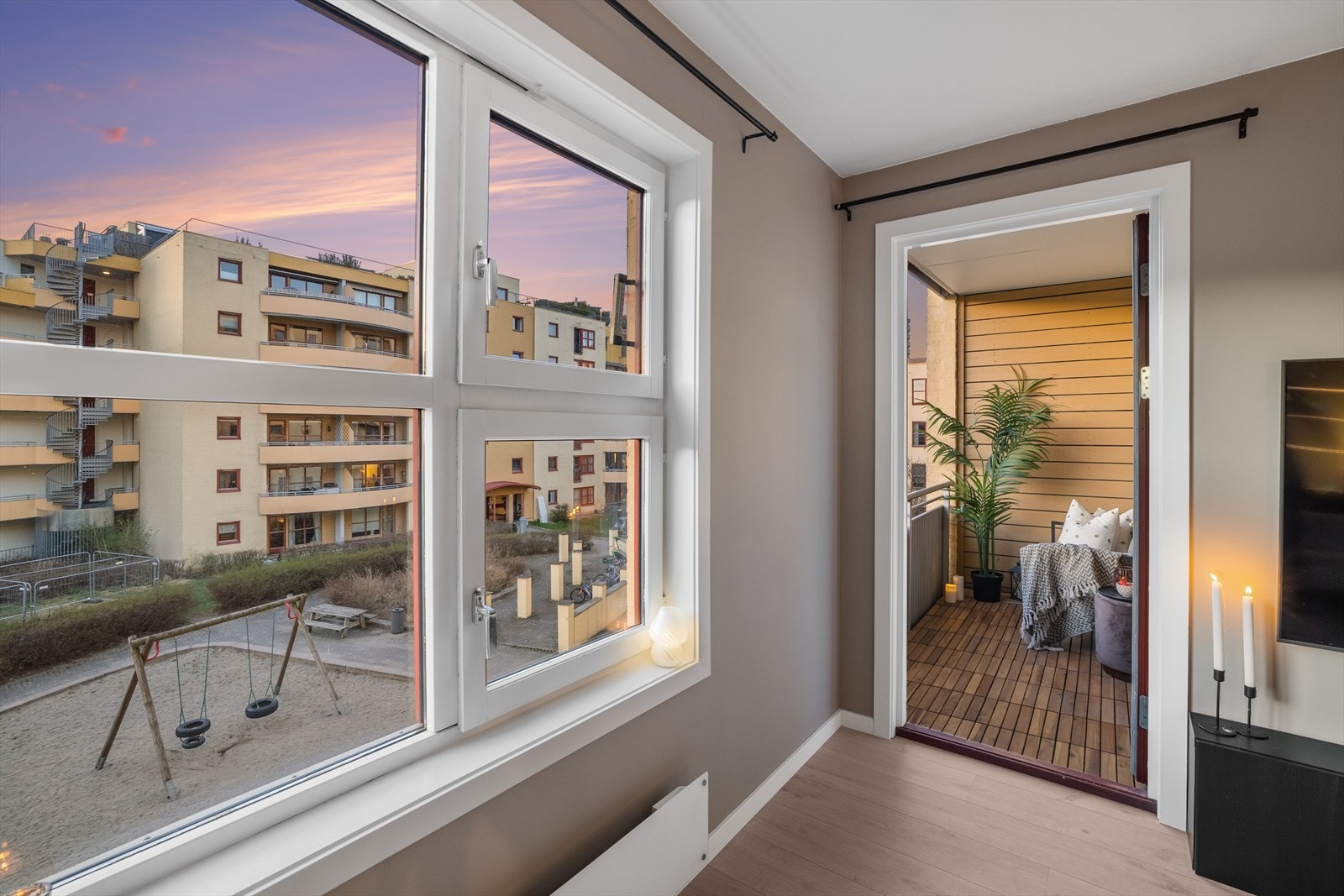 Fra stuen har du direkte adgang til herlig balkong Galleribilde