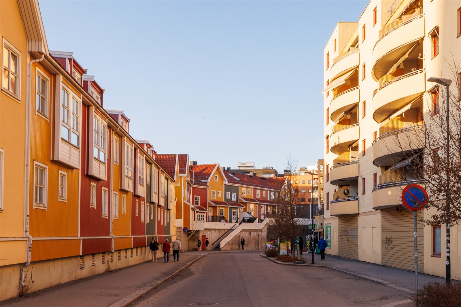 Området er spesielt kjent for sine sjarmerende og særegne boligstrøk med små og fargerike trehus Galleribilde