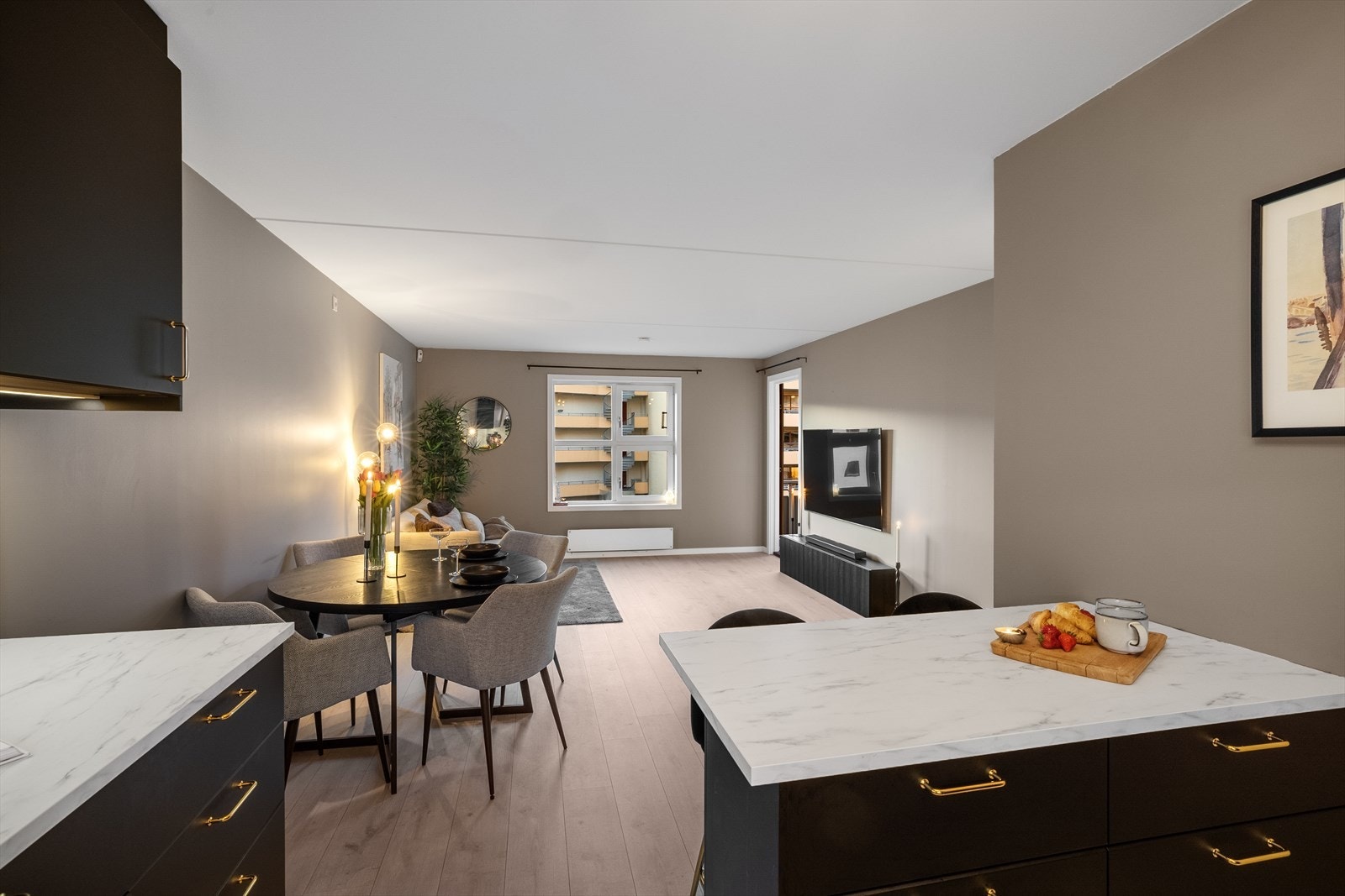 Funksjonell kjøkkenøy med sitteplasser - gir deg ekstra arbeidsflate og en perfekt plass for hyggelige frokoster på kjøkkenet Galleribilde