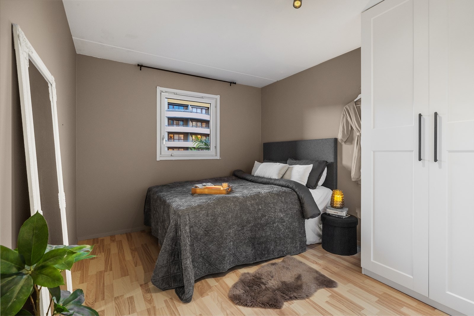 Romslig soverom med god plass til dobbeltseng, tilhørende nattbord og øvrig interiør Galleribilde