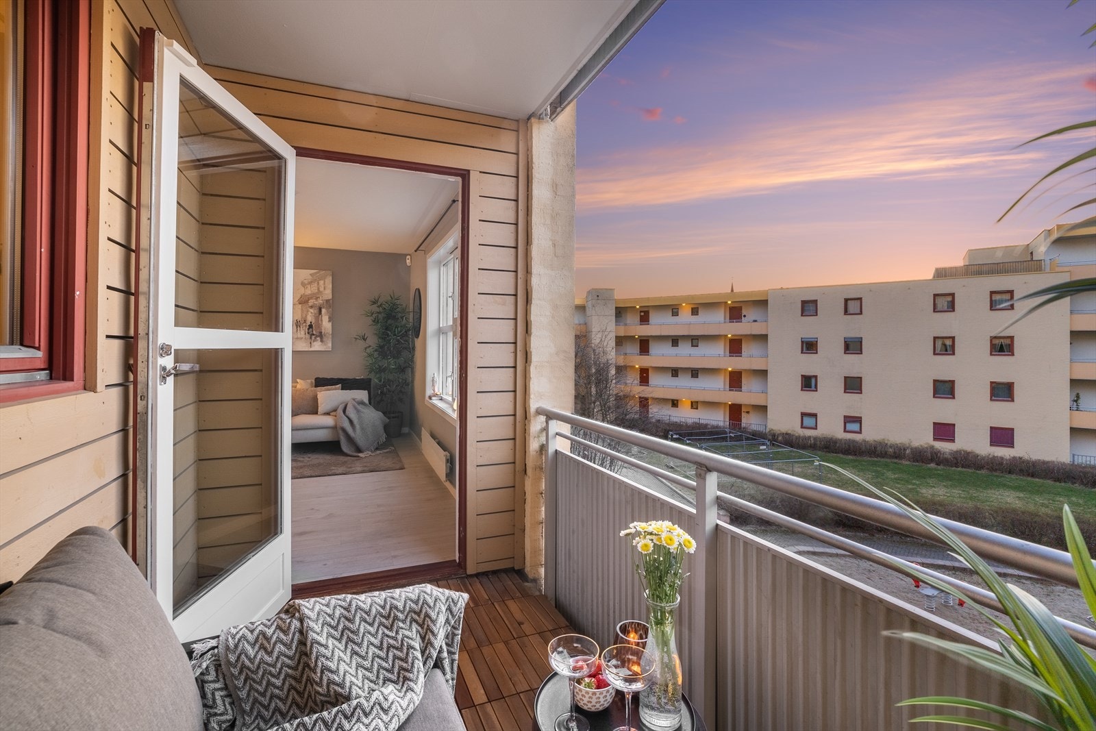 Herlig nordvestvendt balkong på 4 kvm vendt mot skjermet bakgård Galleribilde