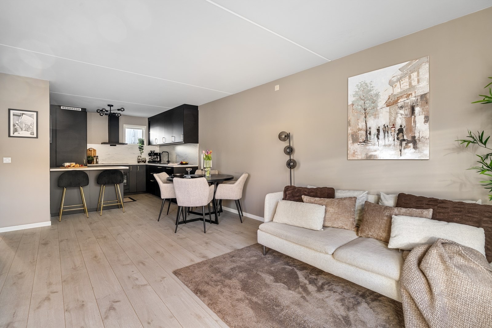 Her har du god plass til både stor sofagruppe, TV med tilhørende møblement og øvrig interiør Galleribilde