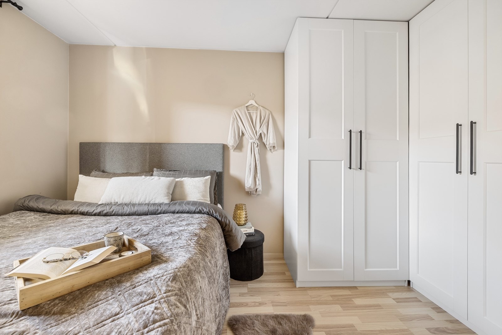 Sengen er 150 cm og her har du god plass til nattbord på hver side av sengen Galleribilde