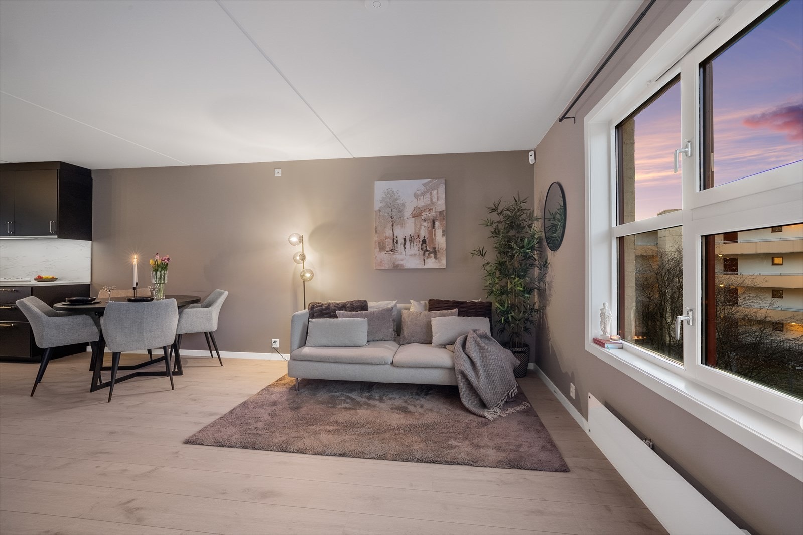 Stuen har en praktisk utforming er lett å møblere etter eget ønske Galleribilde