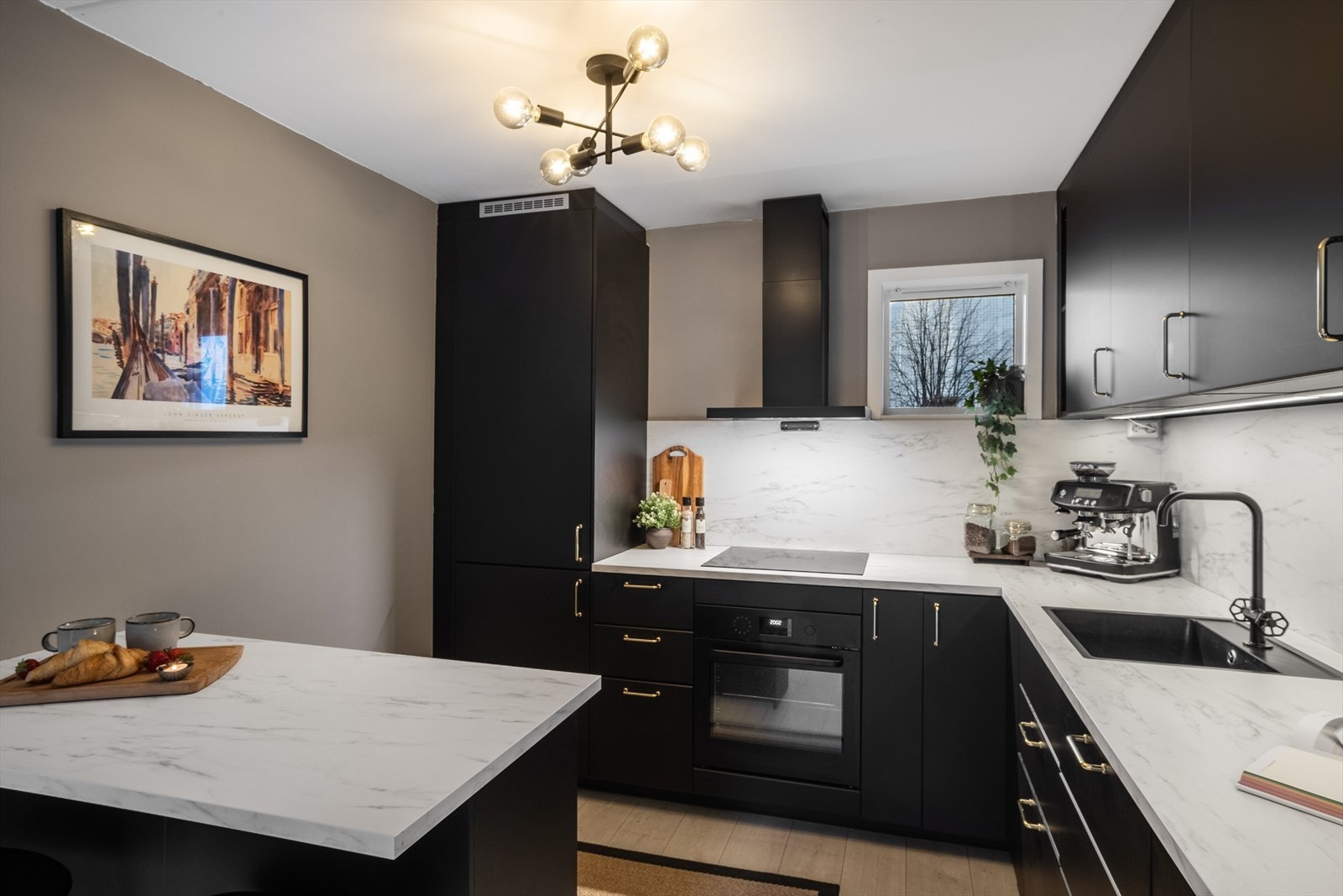 Glatte fronter og en slitesterk laminert benkeplate som gir et tidløst uttrykk Galleribilde