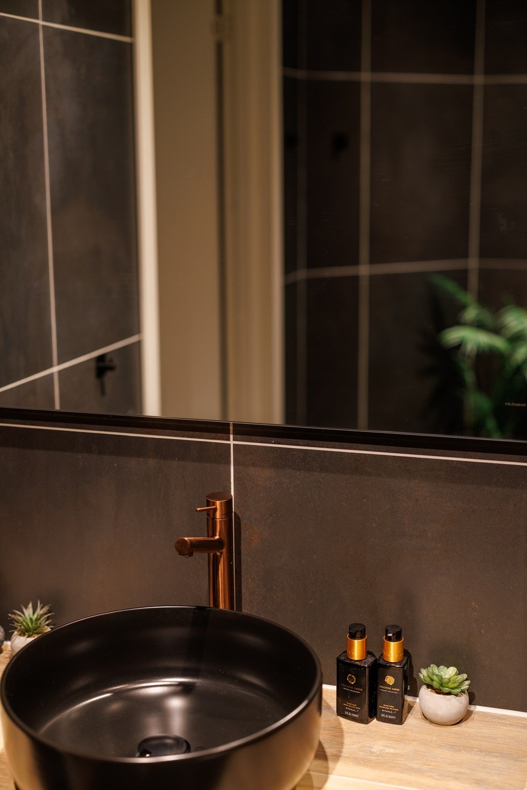 Rommet har flislagte vegger, flislagt gulv med varmekabler som bidrar til ekstra komfort, og malte plater i himling med innfelte downlights som gir godt lys og en stilren finish. En moderne servantinnredning gir både oppbevaring og et ryddig uttrykk Galleribilde