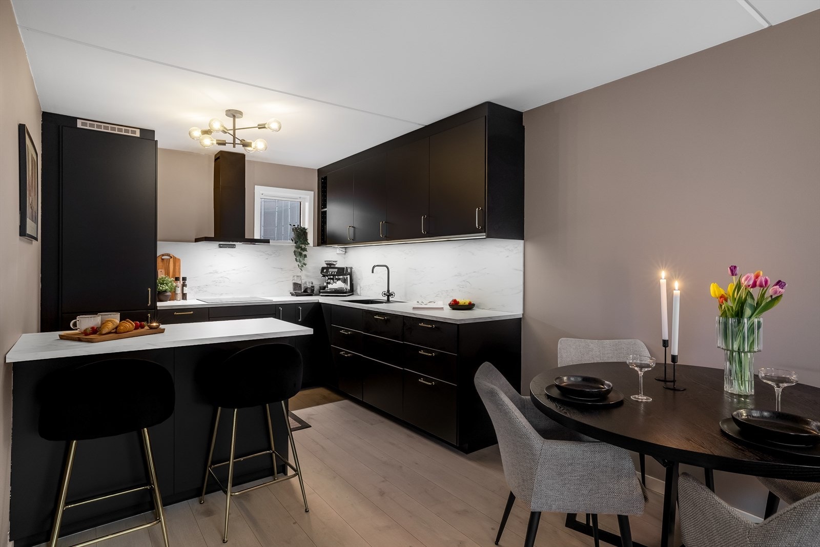 Moderne og innbydende 2-roms leilighet med luftig planløsning, solrik balkong og ettertraktet beliggenhet! Galleribilde