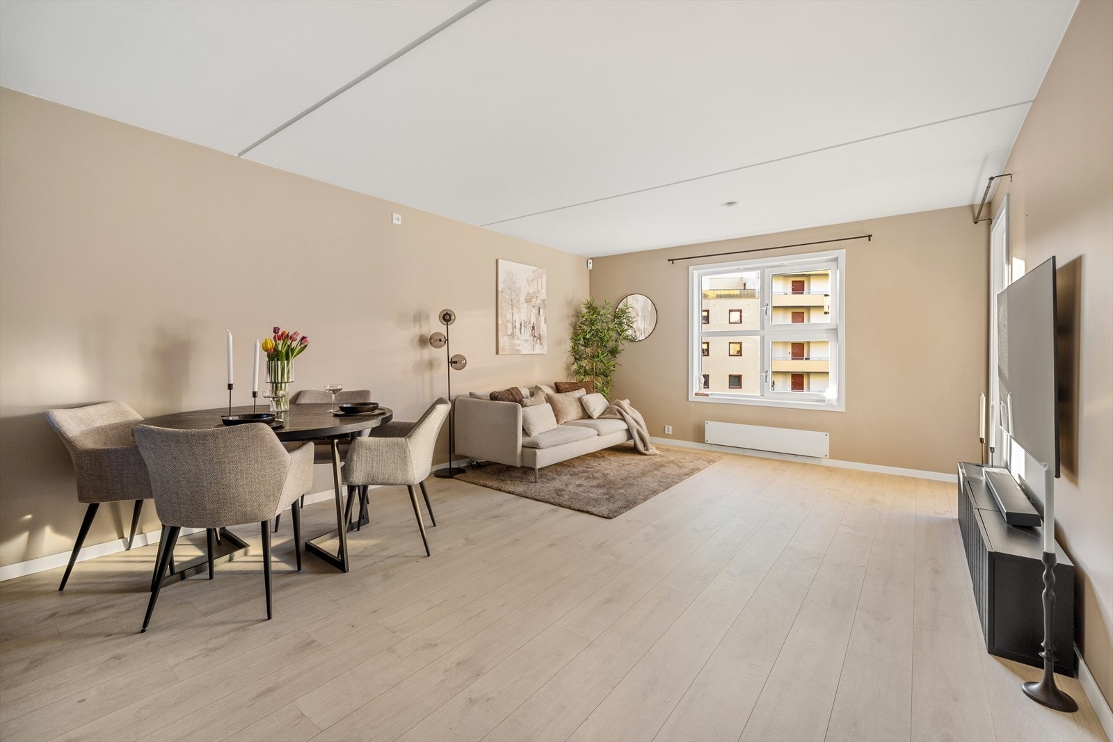 Luftig stue i åpen og sosial stue- og kjøkkenløsning Galleribilde