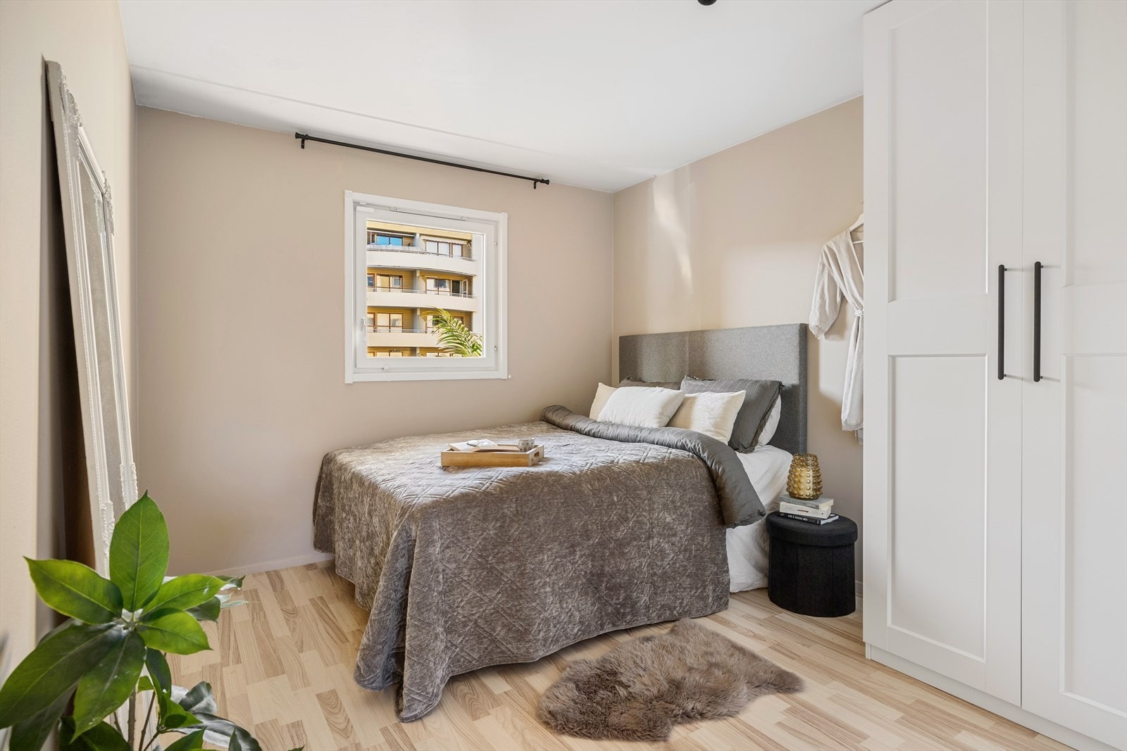 Vindusflater sørger for gode lysforhold og gjør det enkelt å lufte ut Galleribilde