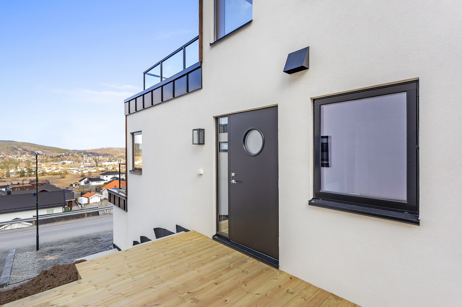Moderne inngangsparti med ny platting. Galleribilde