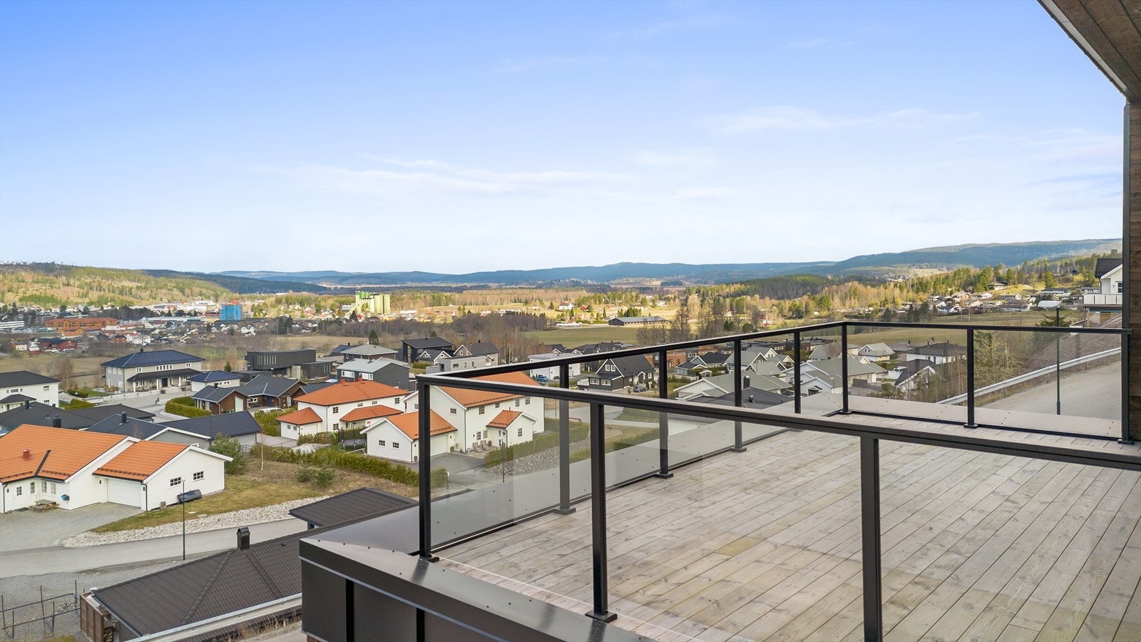 Terrassen har en flott utsikt over Bjørkelangen. Galleribilde