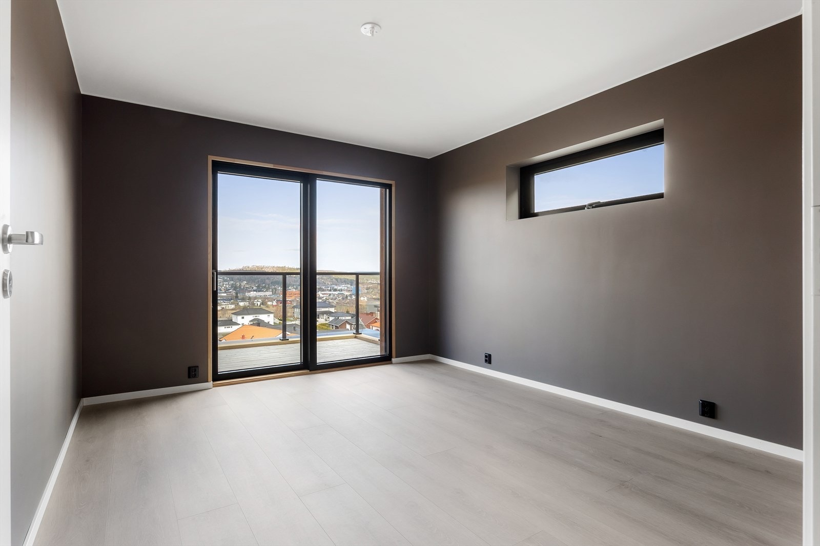 Hovedsoverommet i 1. etasje har god plass og tilgang til egen terrasse. Galleribilde