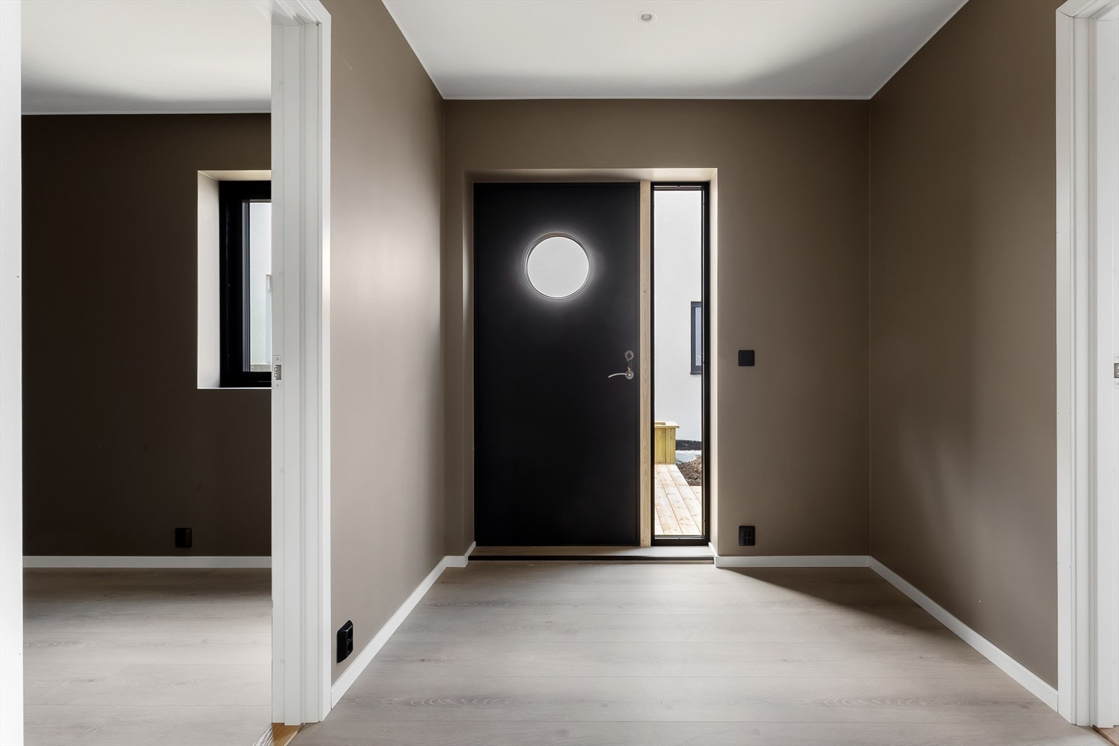 Innbydende gang med plass til garderobe og gjennomgående laminatgulv i hele etasjen. Galleribilde