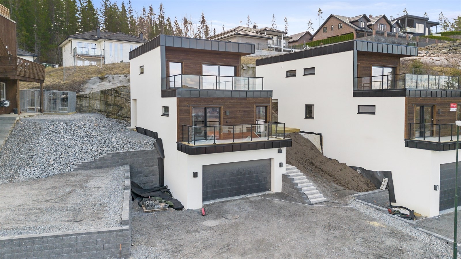 E hus som imponerer fra alle vinkler, med en fasade som utstråler moderne design. Galleribilde