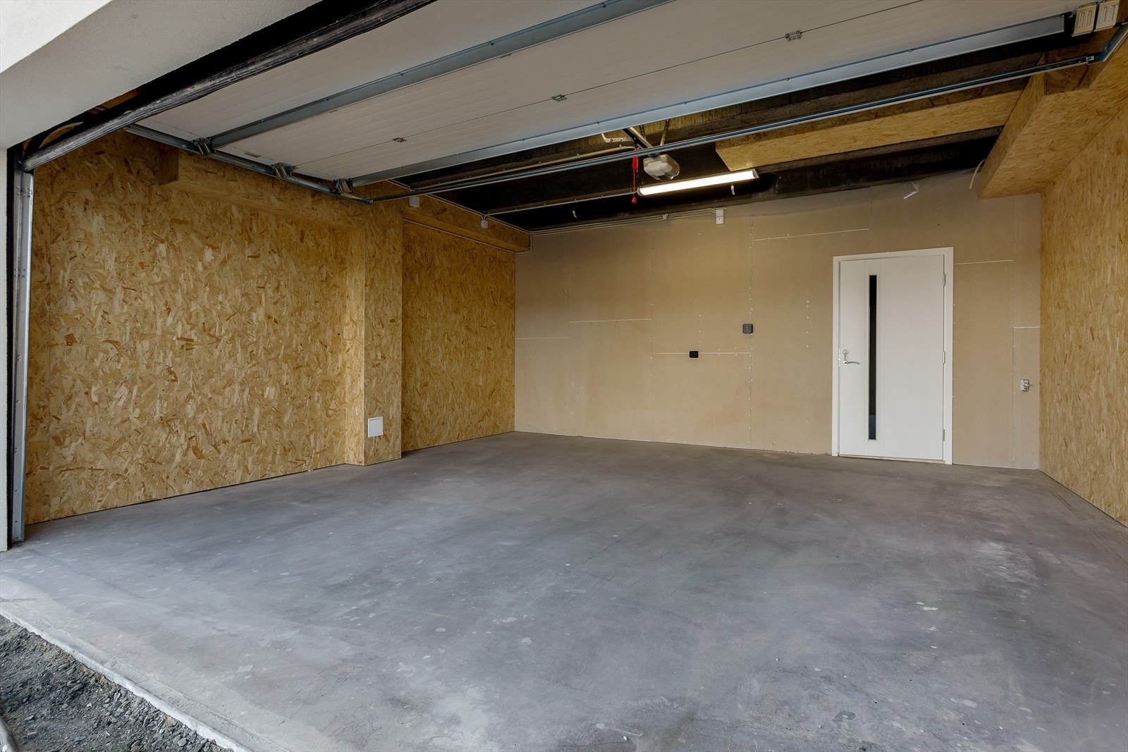 Stor og romslig garasje med god takhøyde. Galleribilde