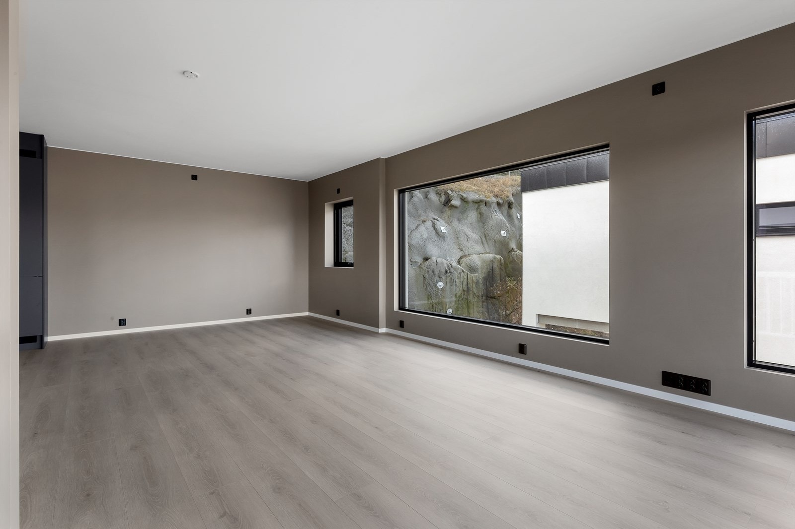 2. etasje har rikelig plass til en sittegruppe/spiseområde. Galleribilde