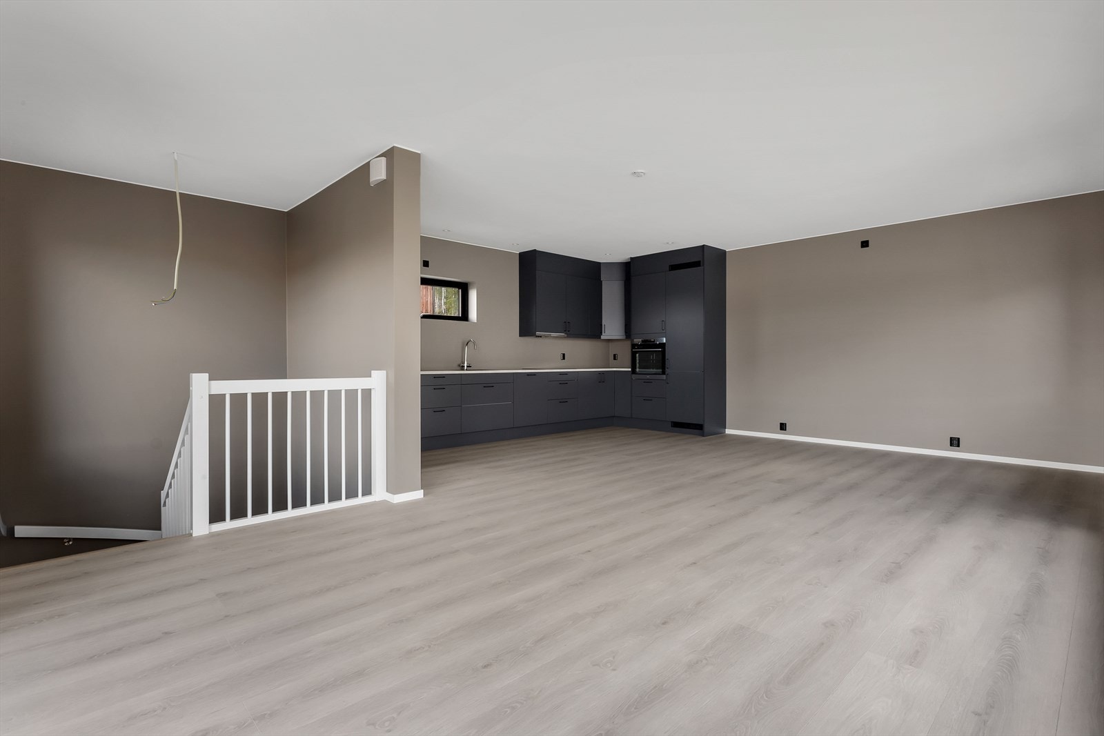 Stor og flott 2. etasje med et flott og moderne kjøkken, samt stort spiseområde. Galleribilde
