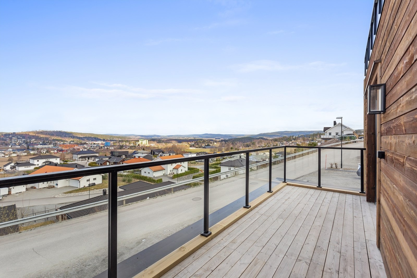 Her kan du nyte morgen- og kveldssola og se ut over Bjørkelangen. Galleribilde