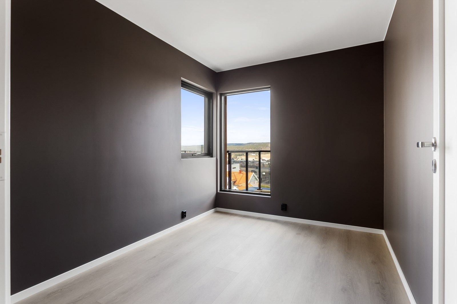 Soverom i 1. etasje har god plass til garderobe og fin utsikt over Bjørkelangen. Galleribilde