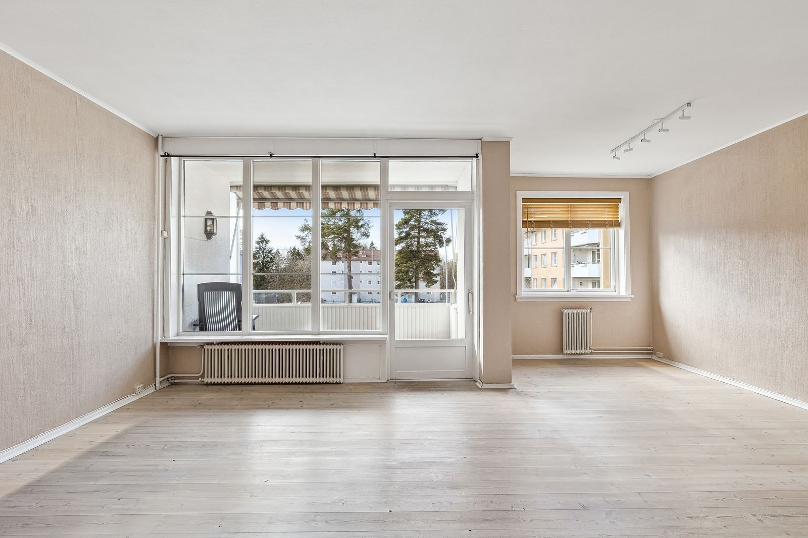 Stuen har store vindusflater og godt med plass til både sittegruppe og spisebord. Galleribilde