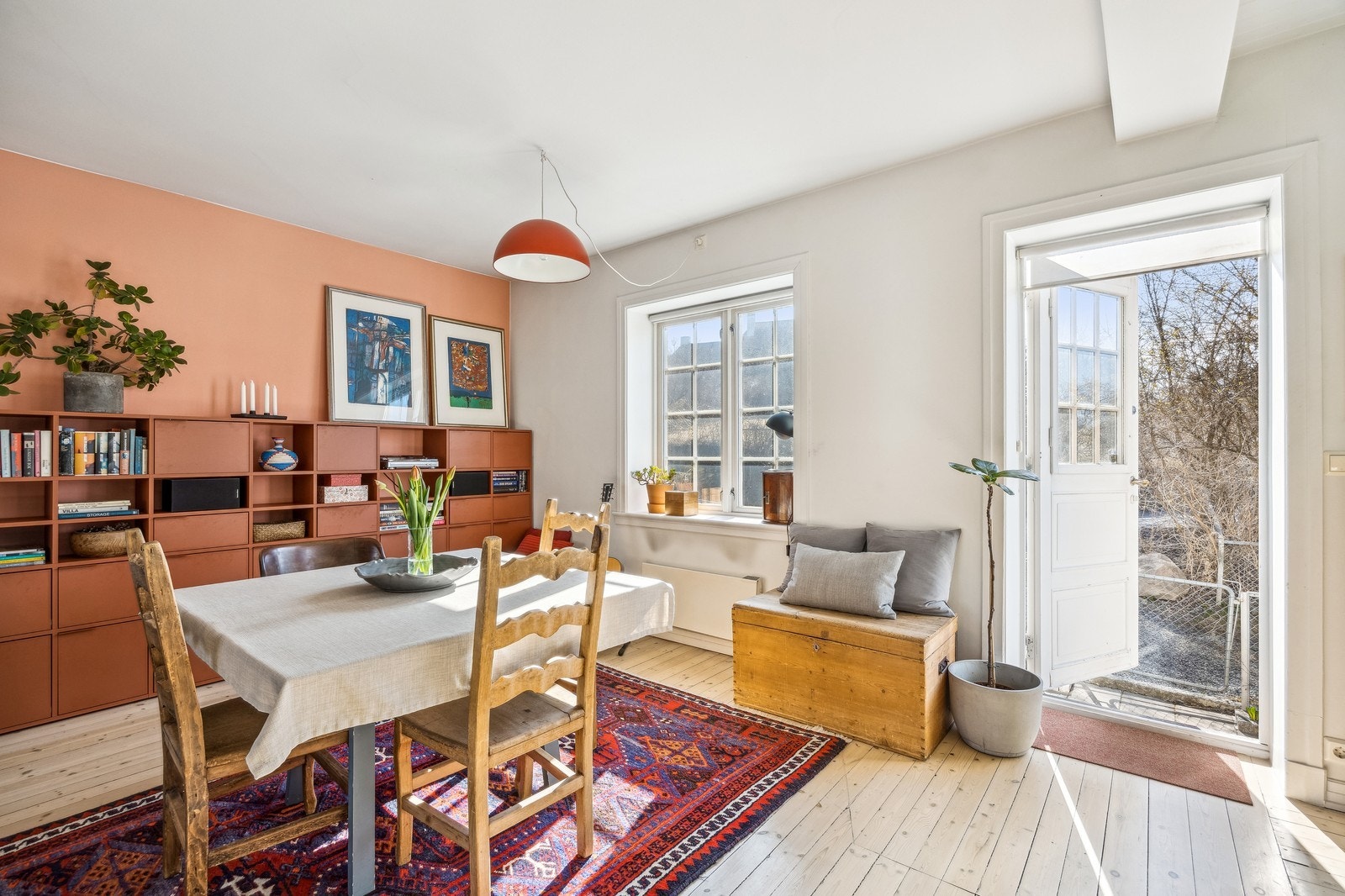 Stue med utgang til uteplass Galleribilde