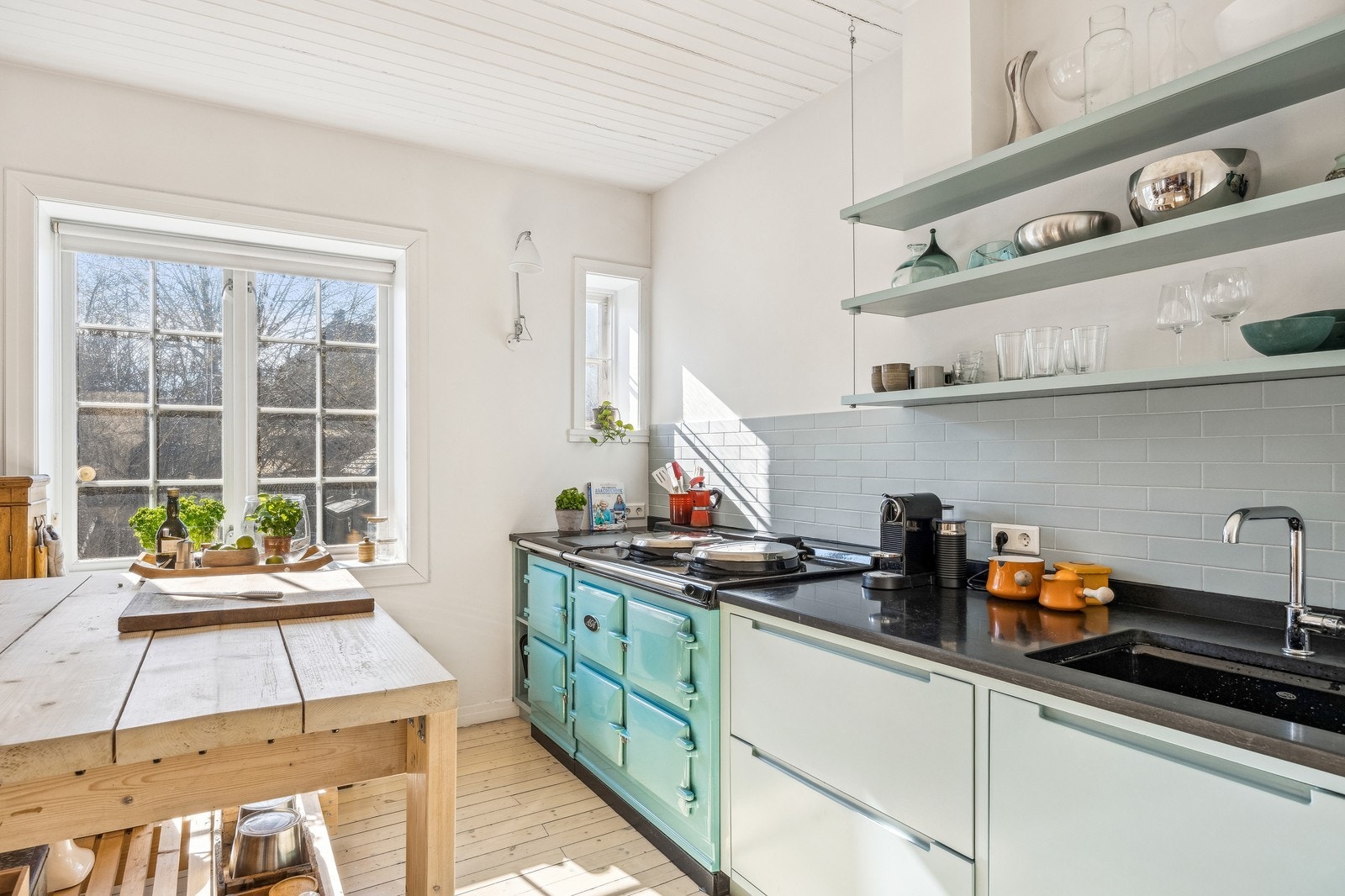 Kjøkken med stilig AGA komfyr Galleribilde