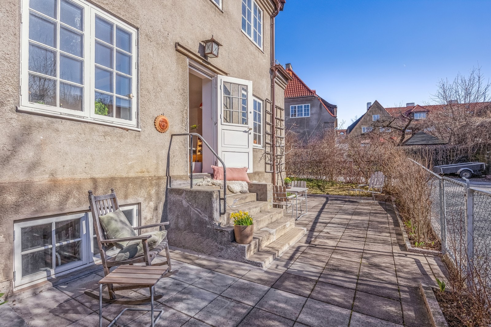 Pent opperbeidet uteoråde med betongheller Galleribilde