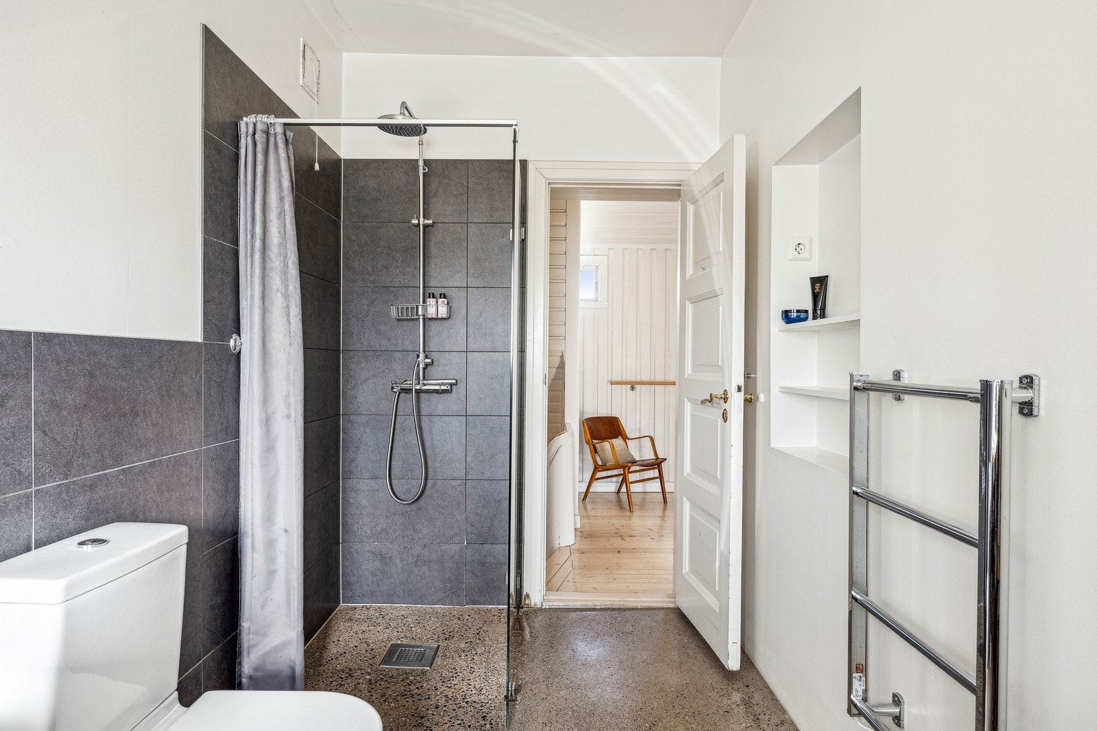 Badet i 2.etasje ligger ypperlig plassert ved soverommene Galleribilde