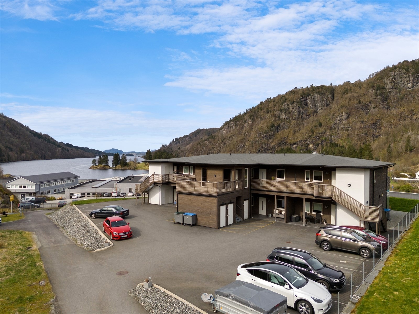 Felles takterrasse over bodene, og fast parkeringsplass like utenfor døren Galleribilde