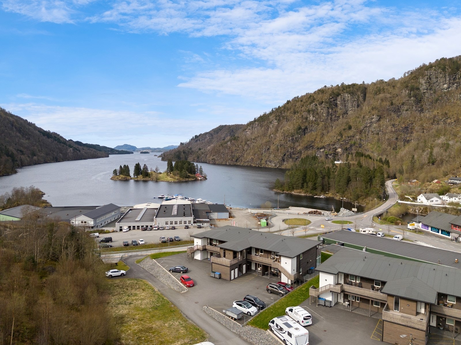 Flott sameie midt i hjertet av Lonevåg.
Her har man lett tilgang på gode servicetilbud og samtidig flott natur og gode turmuligheter i nærheten Galleribilde