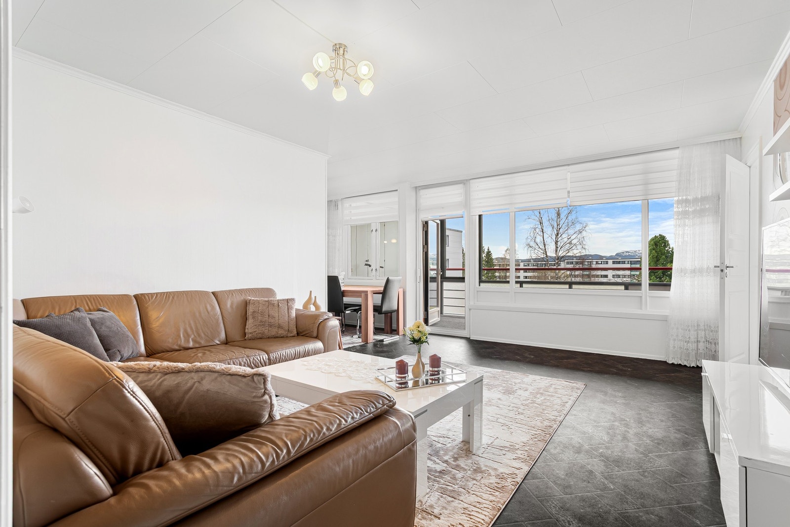 Leiligheten har store vindusflater som gir rikelig med naturlig lys. Galleribilde