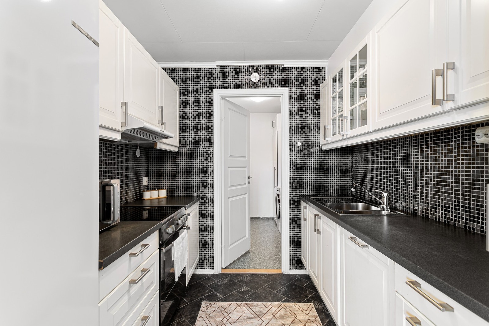 Godt med skap- og benkeplass på kjøkkenet. Galleribilde