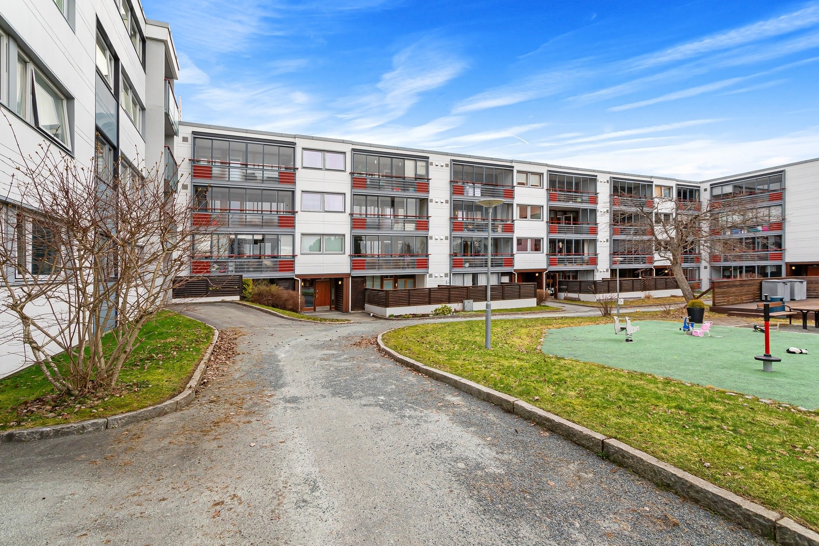 Flotte, opparbeidede grøntarealer skaper en hyggelig og barnevennlig atmosfære i borettslaget. Galleribilde