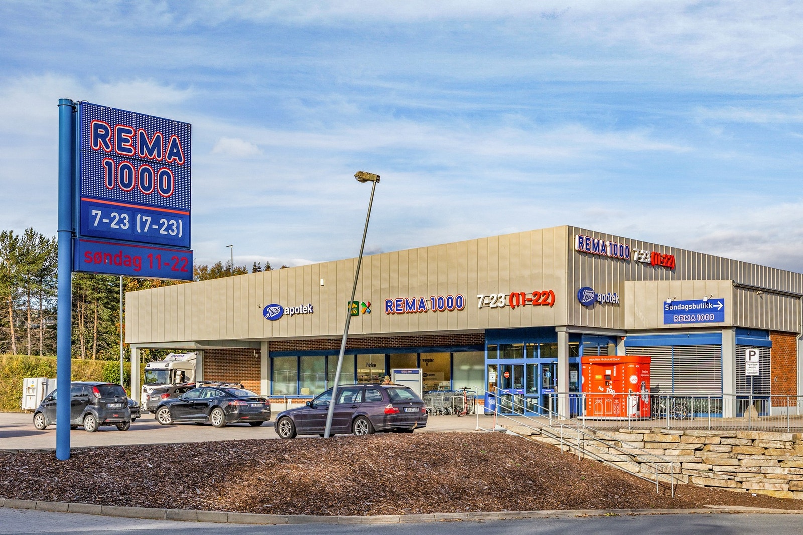 Rema 1000 som er søndagsåpen og Esso Deli De Luca er 1 km unna boligen. Galleribilde