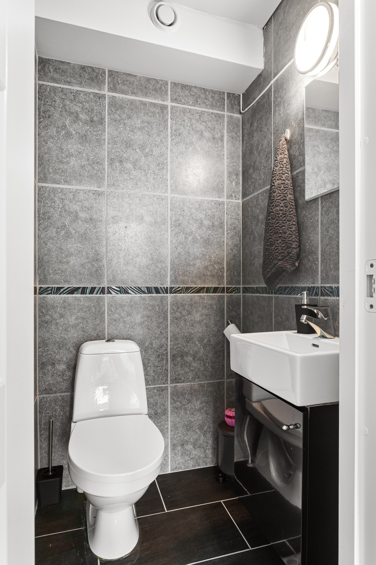 Adskilt og praktisk toalettrom. Galleribilde