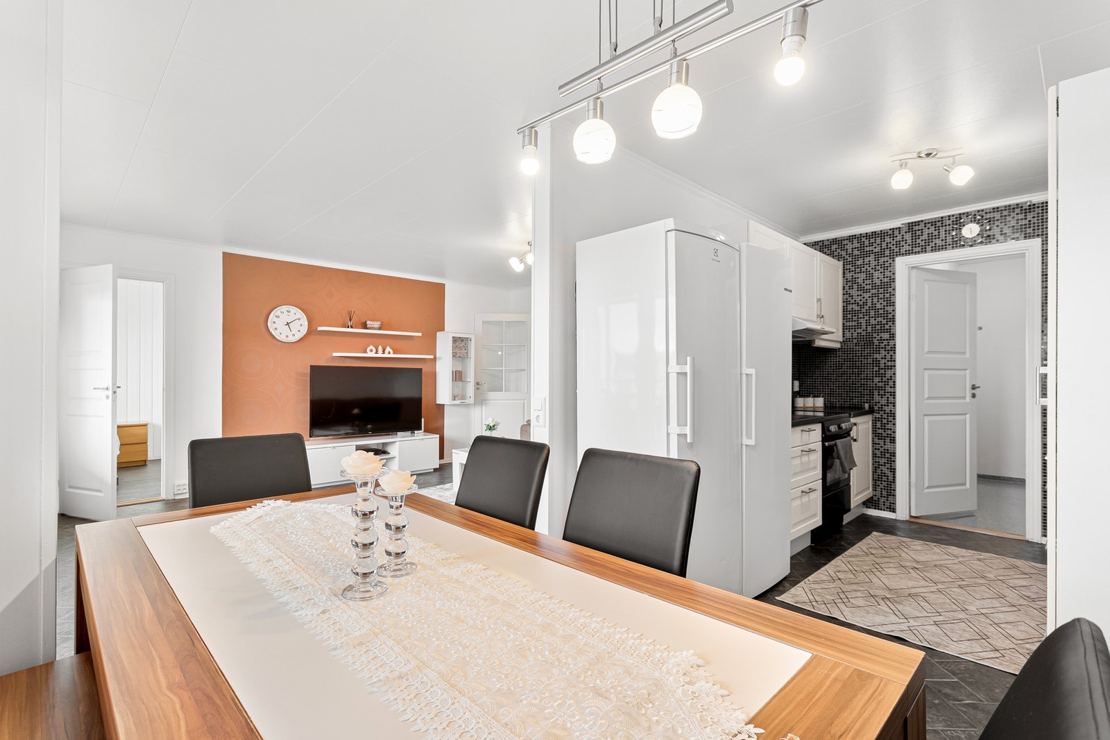 Romslig kjøkken med god plass til spisestue. Galleribilde