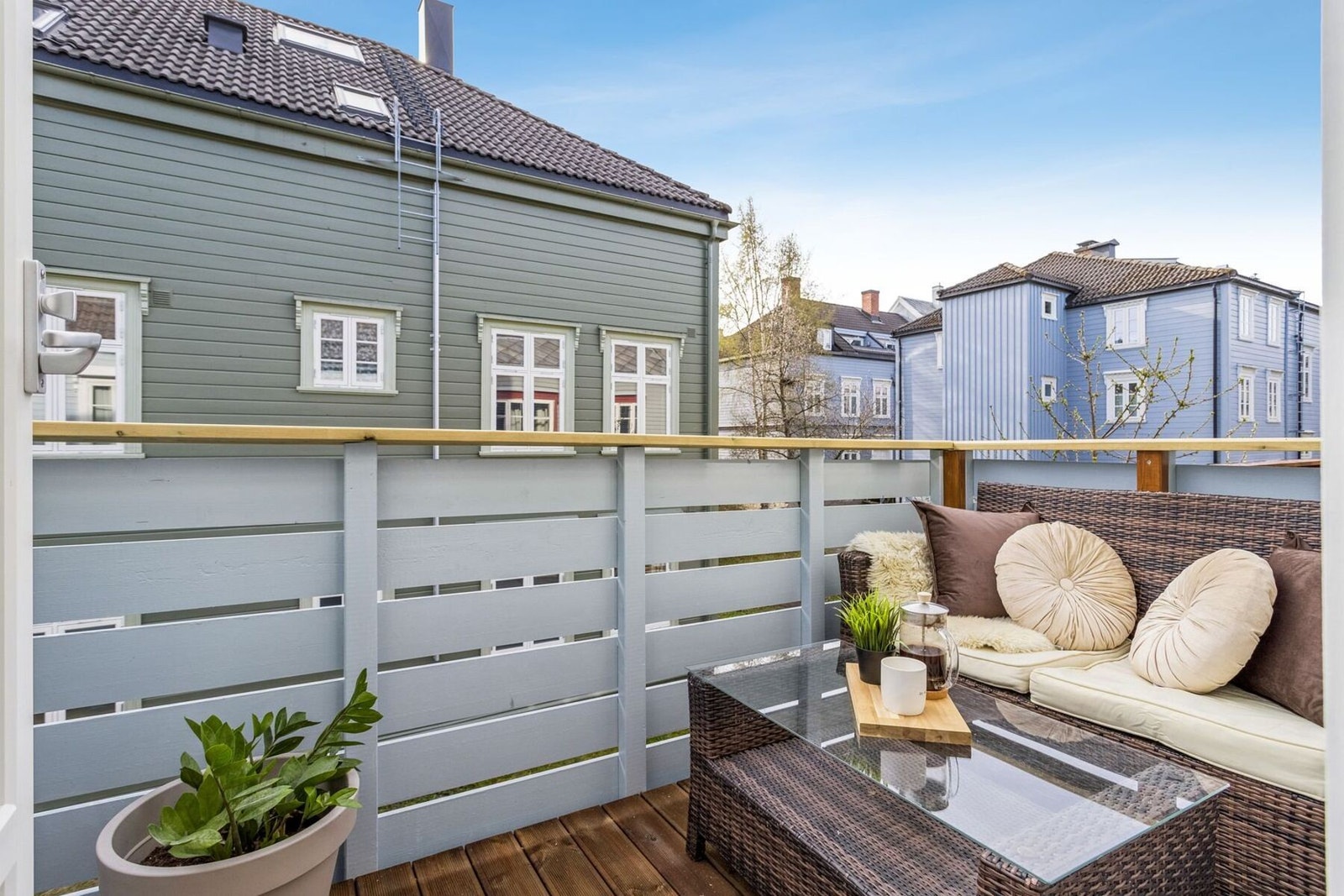 Balkong med gode solforhold og plass til sittegruppe. Galleribilde