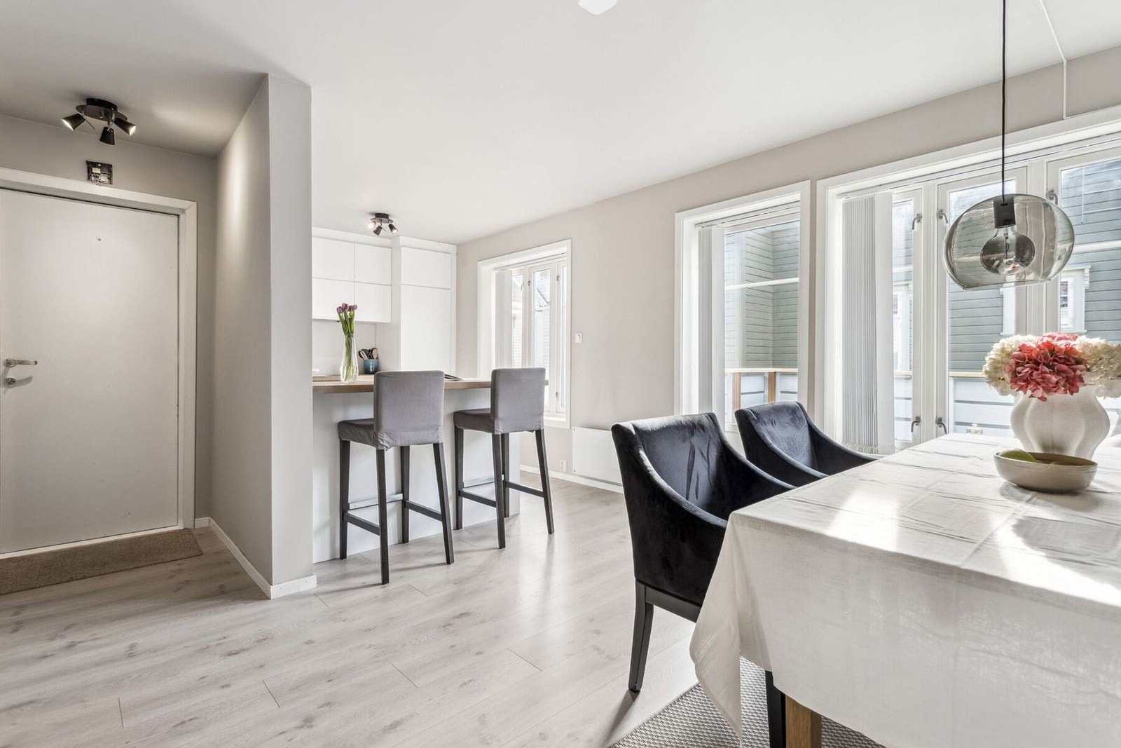 Store vindusflater på kjøkken gir leiligheten mye naturlig lys. Galleribilde