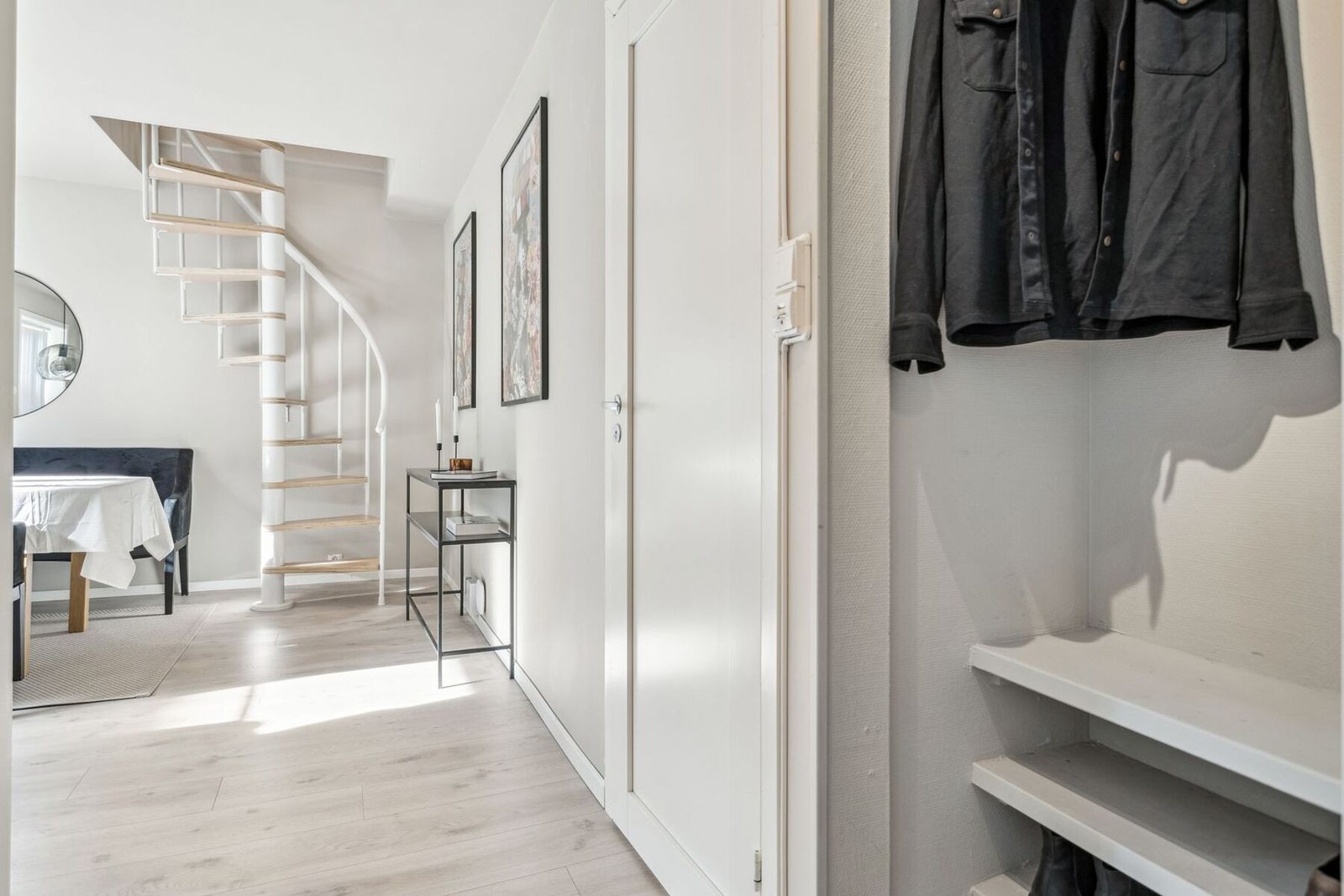 Entre med plass til å henge fra seg. Galleribilde